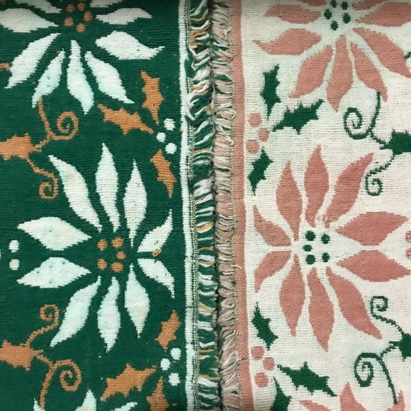 Set of 2 reversible poinsettia pattern fabric placemats - Picture 2 of 5